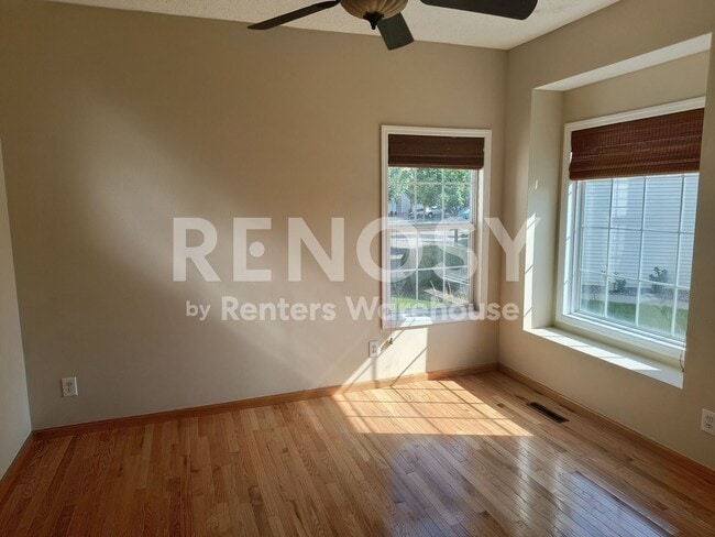Building Photo - 4BD/3.5BA Townhome in Apple Valley Available Now!