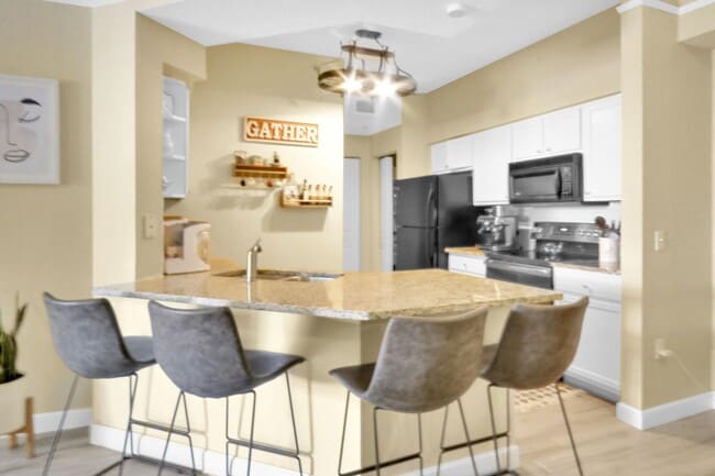 Building Photo - 2111 Myrtlewood Cir E