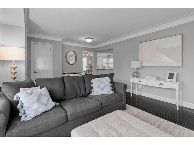 Building Photo - 5036 Richmond Dr