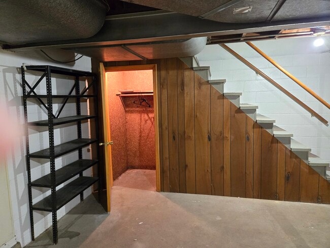 Building Photo - 448 Hubbard Ave