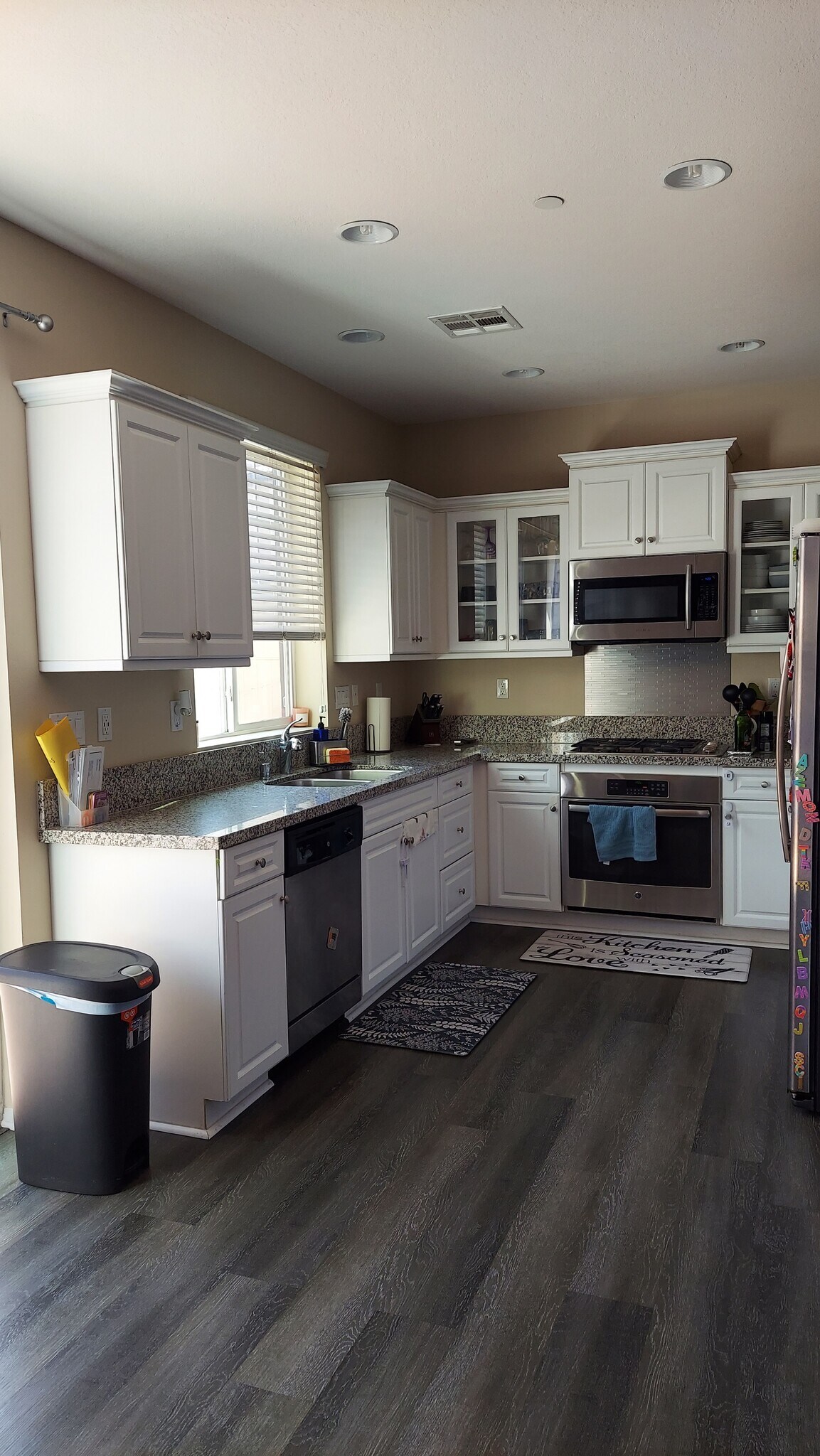 Building Photo - 561 Moonlight Dr