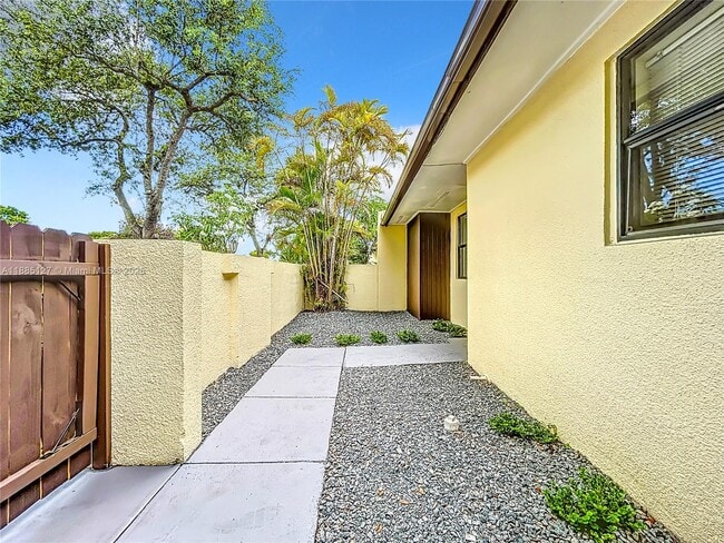 Building Photo - 13804 Kendale Lakes Dr