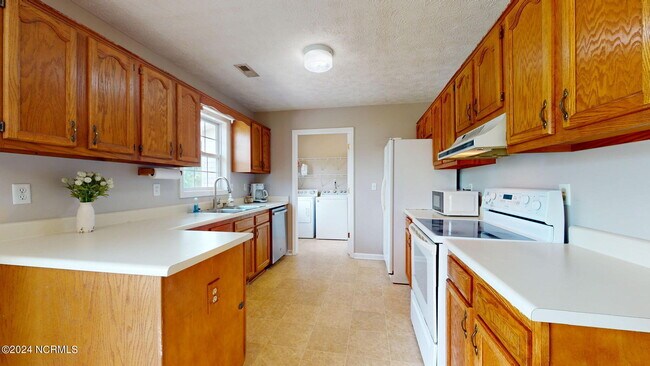 Building Photo - 177 Avis Dr