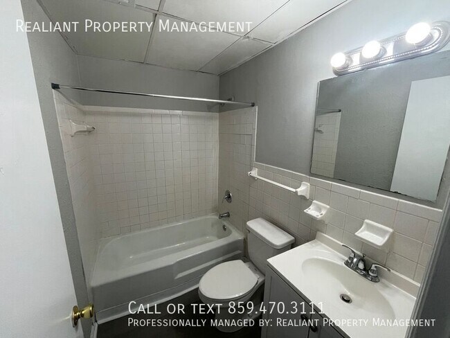 Building Photo - 208 Lakeshore Dr
