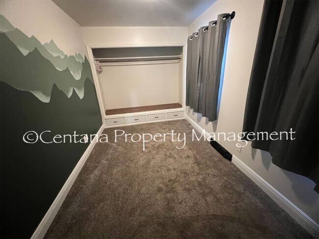 Building Photo - Large 2 bedroom house with an oversized ga...