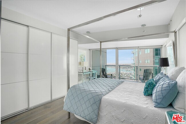 Building Photo - 13600 Marina Pointe Dr