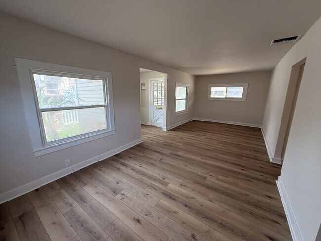 Building Photo - 3 brd, 1 bath located  in the Chandler Bike Path Neighborhood