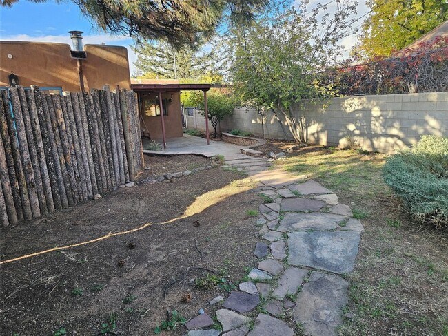 Building Photo - 1806 Hopi Rd