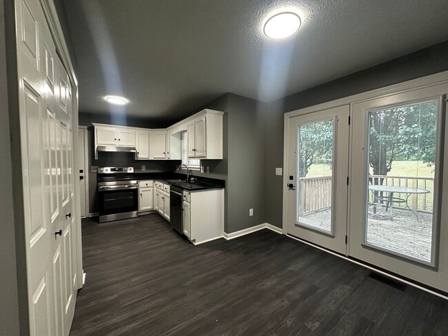 Building Photo - Fully Renovated in White House