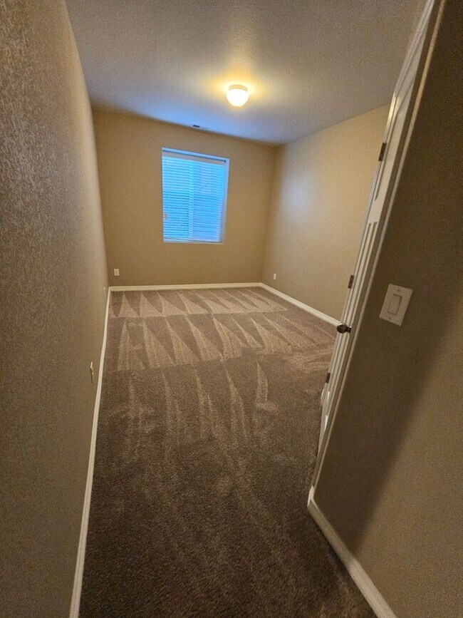 Building Photo - Beautiful 5 Bedroom, 3.5 Bath, 4 Car Garag...