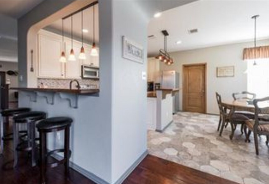 Building Photo - 4405 Woodstock Dr