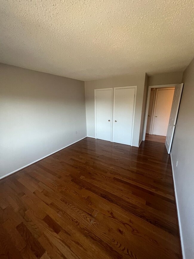 Building Photo - Cozy 3 Bedroom 1 Bathroom Condo- Conveniently Located at DC line