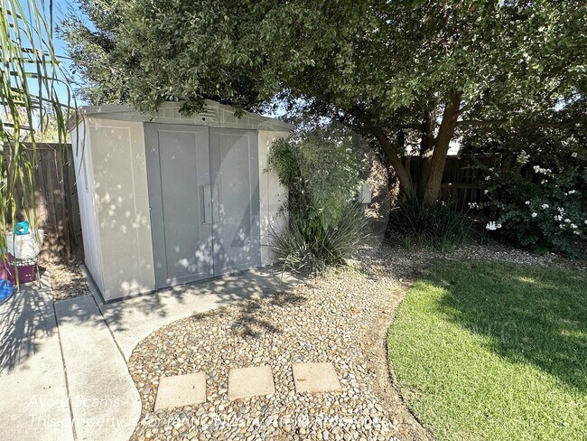 Building Photo - 5033 W Wren Ave