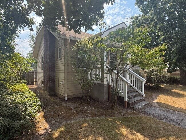 Building Photo - Charming 2BR/1BA Campus House