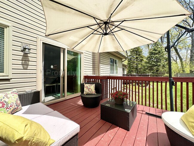 Building Photo - Beautifully Updated 2-Bedroom Townhouse w/ Finished Basement - Close to Royal Oak, Ferndale, Plea...