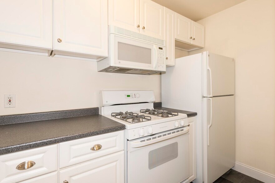 Building Photo - 402 9th St