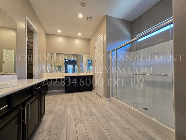Building Photo - 738 Briar Knoll Dr