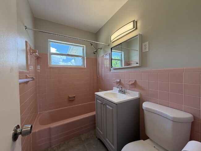 Building Photo - "Charming 3-Bedroom in Port Charlotte – Cozy Comfort Awaits!"