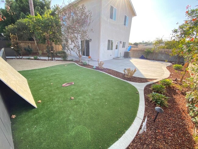 Building Photo - 4BD/2BA, Private Yard!!