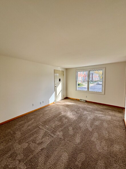 Building Photo - 50 School St