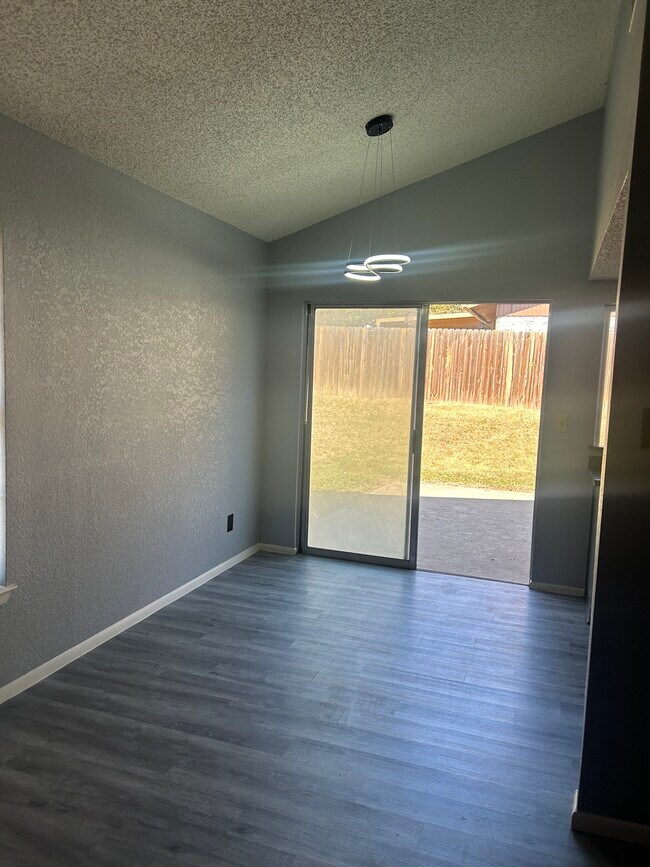 Building Photo - 1315 White Rock Dr