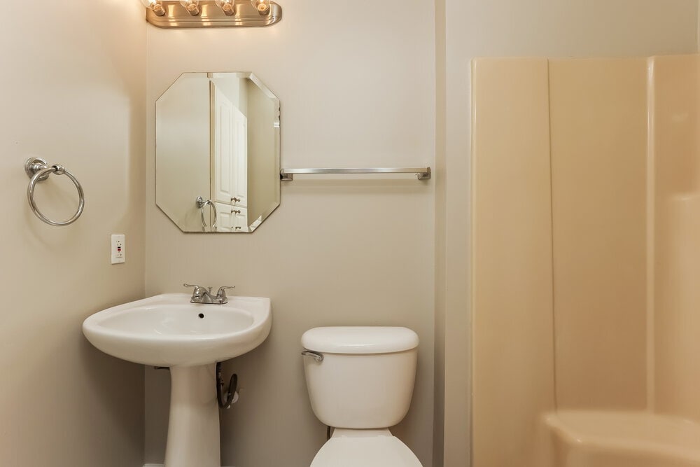 Building Photo - 121 Lee Ct