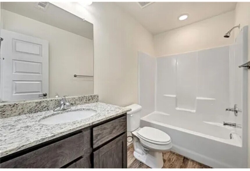 Building Photo - 926 S Benchmark Ln