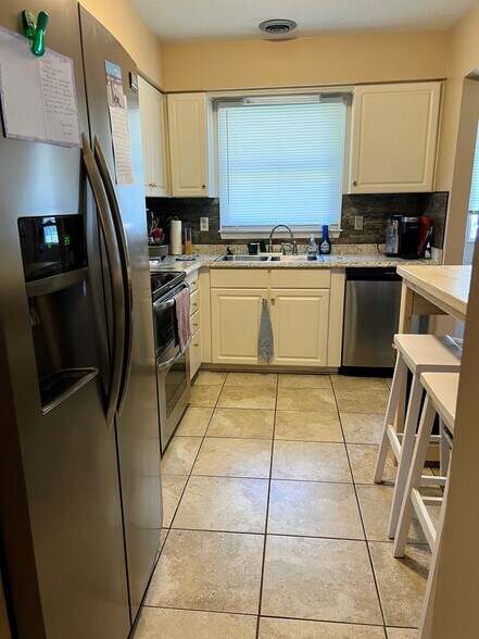 Kitchen - 1025 Carolina Rd