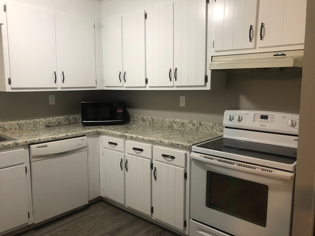Building Photo - 515 Chateau Dr SE