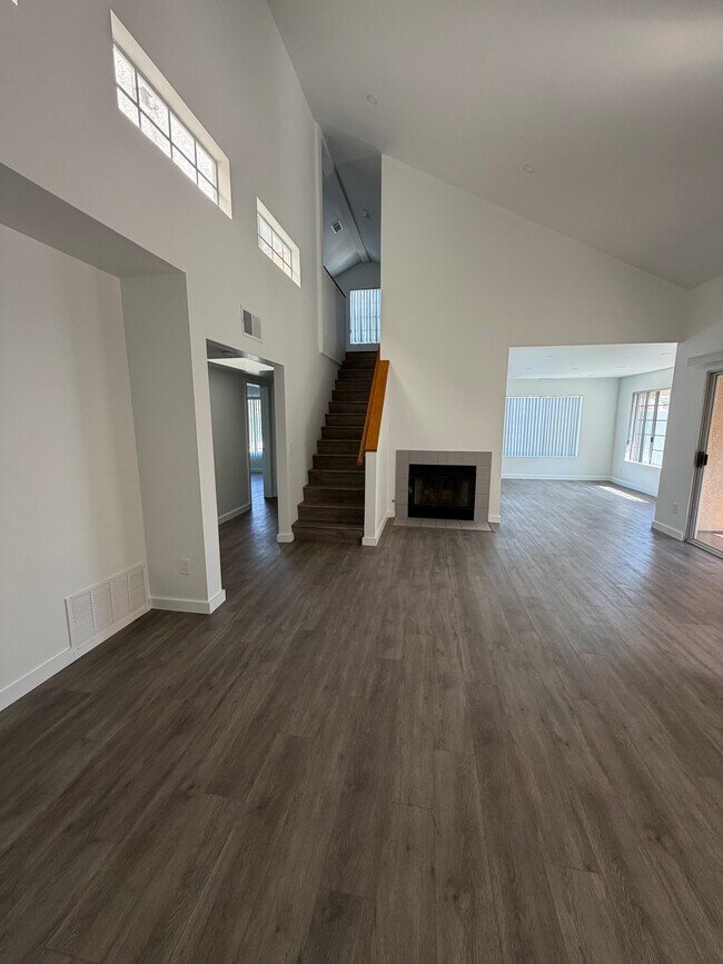 Building Photo - 800 N June St