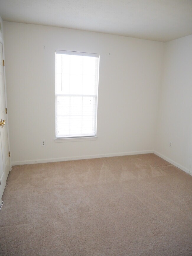Building Photo - 2 Bedroom Condominium Located in Stonegate...