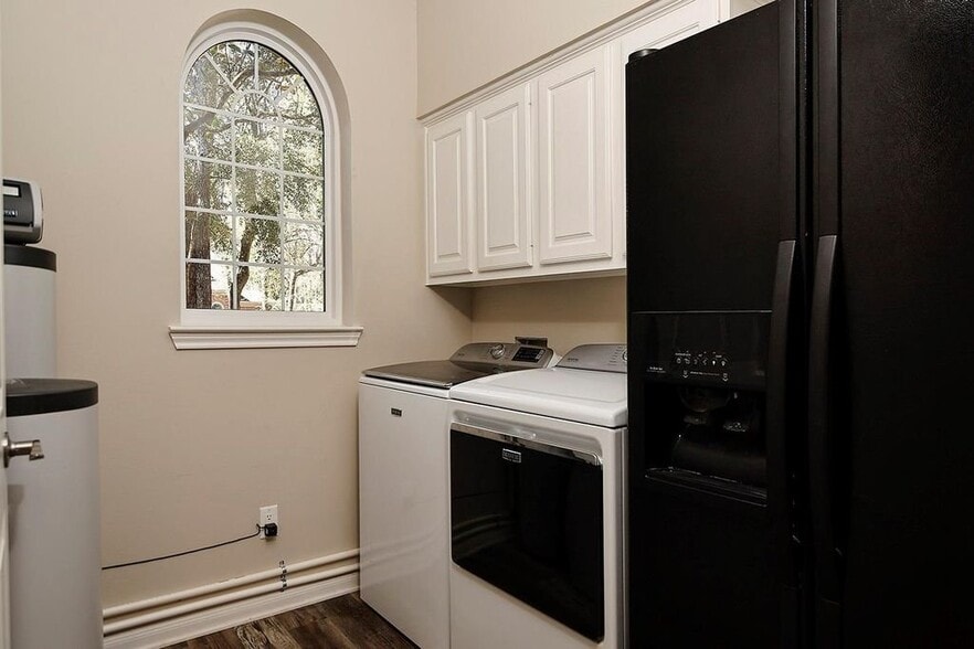 Building Photo - 6 Thornbush Pl