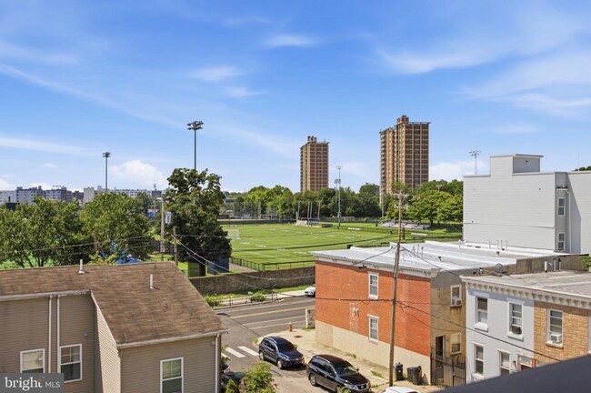 Building Photo - 613 Brooklyn St