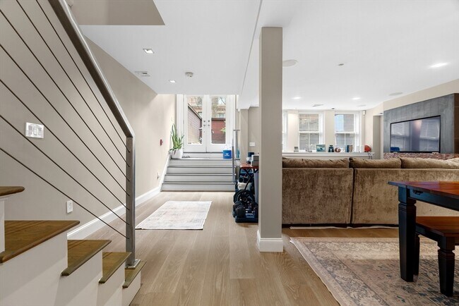 Building Photo - 98 Waltham St