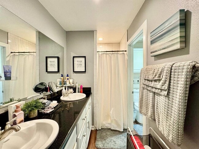 Building Photo - 2879 Thaxton Dr