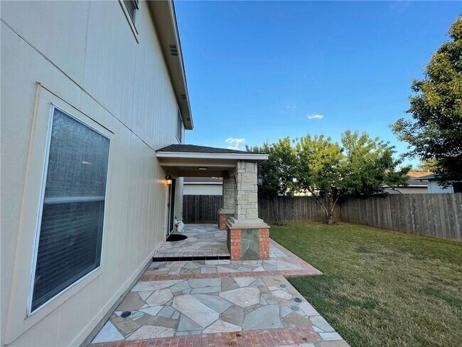 Building Photo - 102 Brentwood Dr