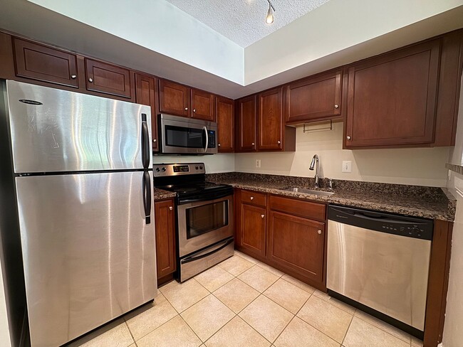 Building Photo - Sun-filled 1 Bed 1 Bath With Sunroom In Ea...