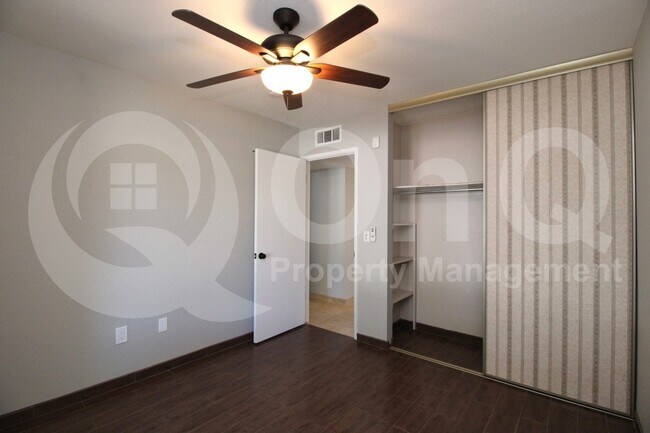 Building Photo - 967 W La Jolla Dr