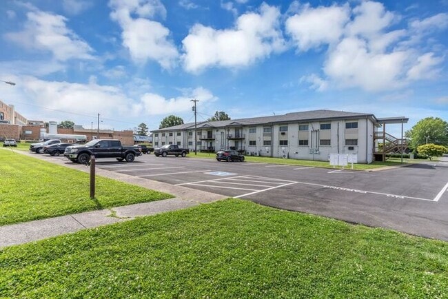 Building Photo - Remodeled 1 Bedroom Apartment!!!  Walk to the Square or Steps from Sumner Regional Hospital