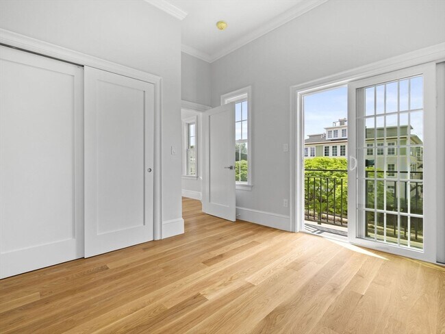 Building Photo - 944 E Broadway