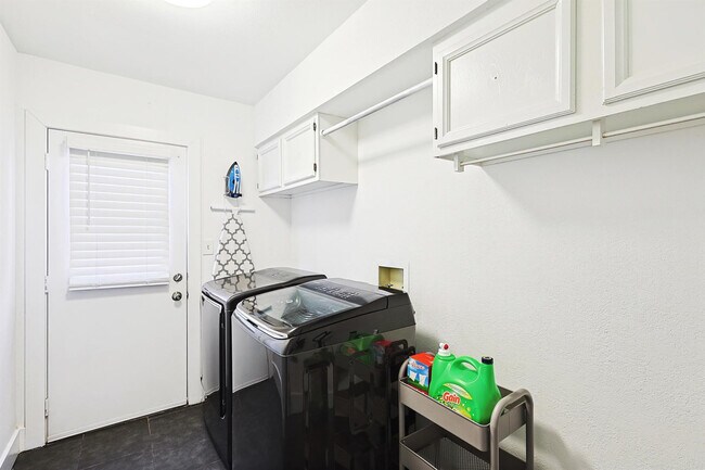 Building Photo - 313 Melorine Dr
