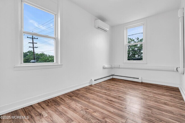 Building Photo - 3022 S Wood Ave