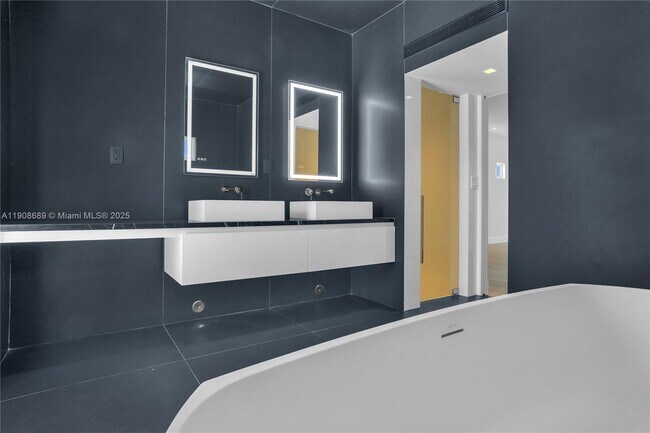 Building Photo - 1325 Bay Dr