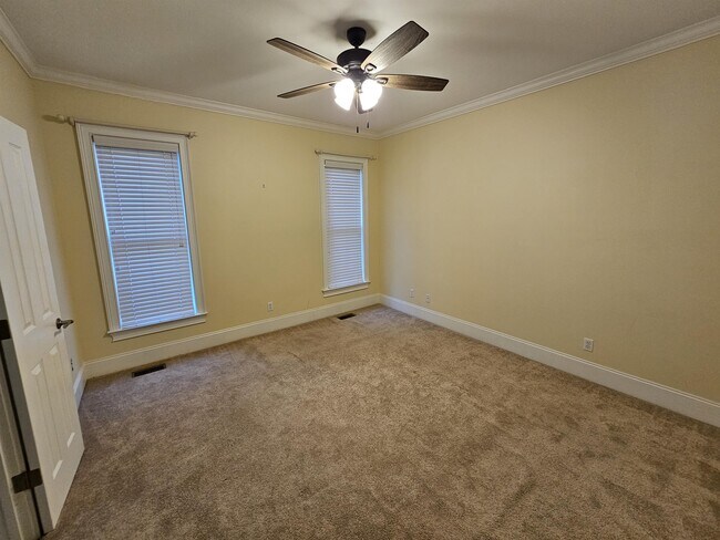 Building Photo - 120 Mossy Ln