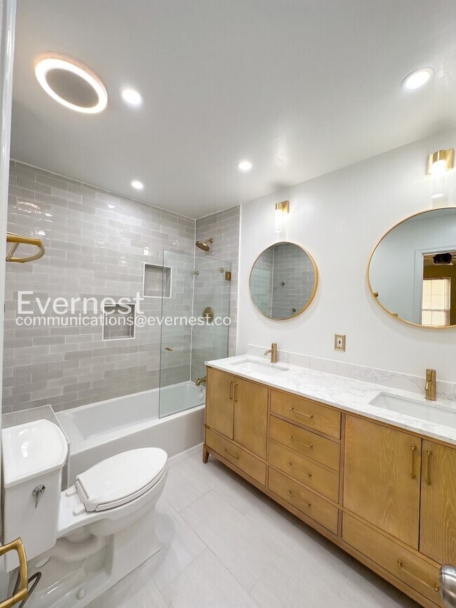 Building Photo - 2 Bed/1.5 Bath Townhome with Garage / Vouchers Accepted / Available Now!