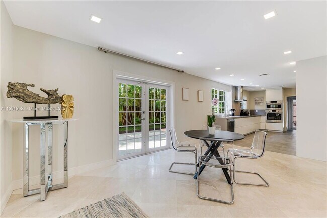 Building Photo - 140 N Hibiscus Dr