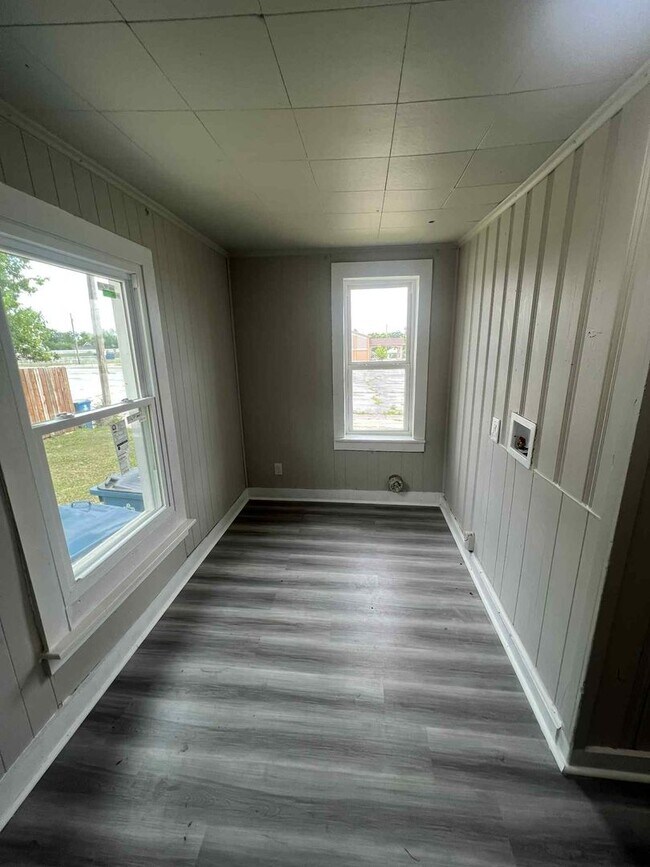 Building Photo - SUMMER SPECIAL: HALF OFF FIRST MONTH RENT!...