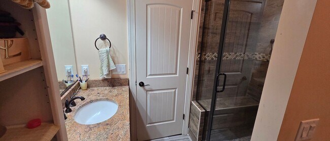Building Photo - Executive home in Lewisville gated community