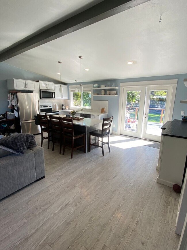 Building Photo - Beautifully Maintained 3 Bedroom 2 Bath Home with Garage and Fenced Yard! Pets Welcome!