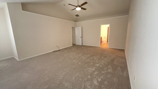 Building Photo - 4 Bedroom 2.5 Bath Home Located In Buckshi...